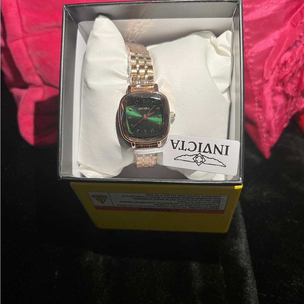 Invicta Timepiece with Gold Band and Emerald Dial